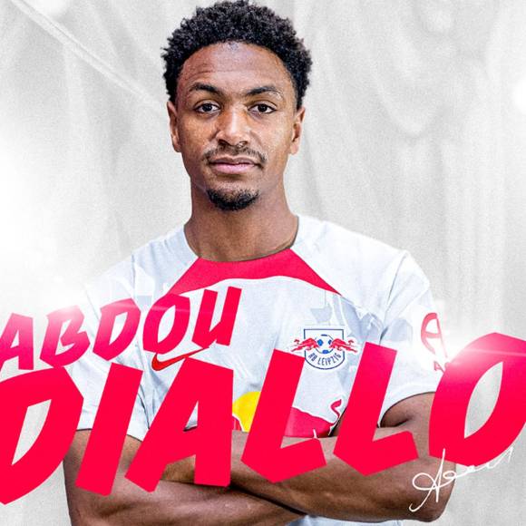 El RB Leipzig confirmó el fichaje del defensa zurdo Abdou Diallo cedido por una temporada procedente del PSG. En el contrato se incluye una opción de compra por unos 20 millones de euros.