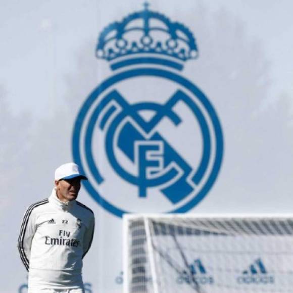 Zidane ha firmado hasta junio de 2022 con la idea de 'trabajar y poner al club donde tiene que estar'. Al entrenador francés se le vio muy concentrado en su primer día de trabajo.