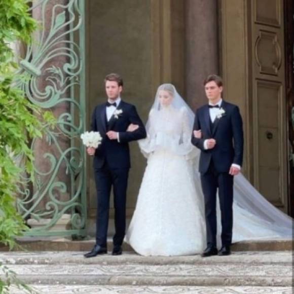 La joven de 29 años de edad y el magnate, que habían pospuesto su boda por la pandemia, realizaron una fastuosa fiesta en la Villa Aldobrandini, un palacio considerado del siglo XVI ubicado en la ciudad de Frascati.