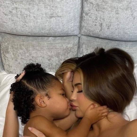 Jenner posó junto con su hija y compartió una toma detrás de cámaras en Instagram donde muestra a la pequeña Stormi, de dos años, colocando sus manos alrededor de la cara de su madre.