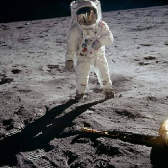 Edwin 'Buzz' Aldrin posa sobre la superficie lunar.