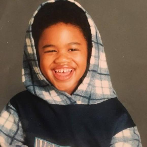 Jari en una foto de su niñez, subida al Instagram, en donde recordó que se tardó una década para aceptarse (cinco años de edad en la imagen).