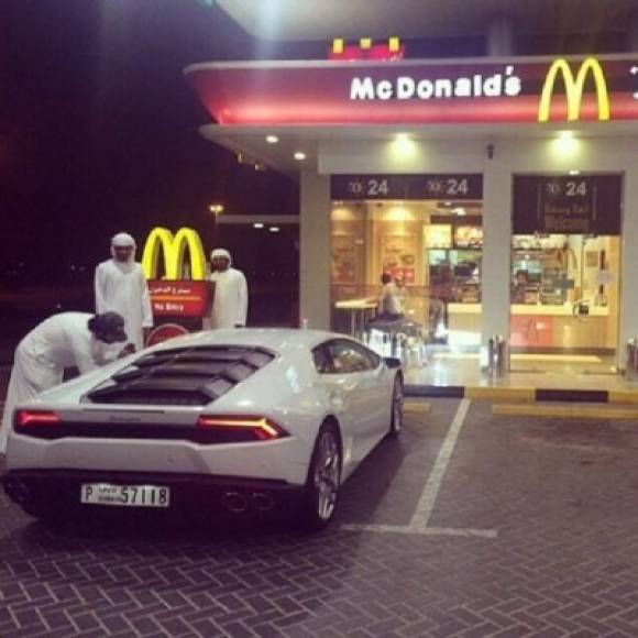 Los niños ricos de Dubái no pierden el glamour ni para ir a los restaurantes de comida rápida.
