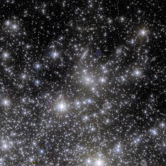 Euclid mostró además el cúmulo globular NGC 6397, el segundo de su tipo más cercano a la Tierra. “Los cúmulos globulares son colecciones de cientos de miles de estrellas unidas por la gravedad. Actualmente ningún otro telescopio que no sea Euclid puede observar todo un cúmulo globular en una sola observación”, destacó la ESA. 