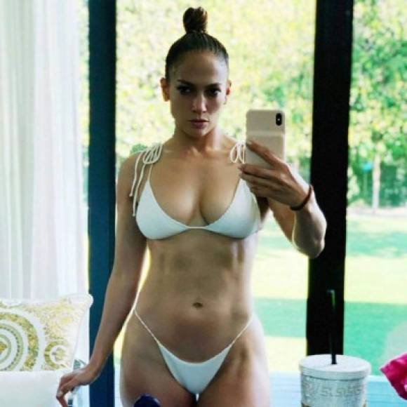 La actriz de 'Hustlers' causó locura en Instagram al posar en un diminuto traje de baño blanco y además causó furor con su abdomen de 'acero'.