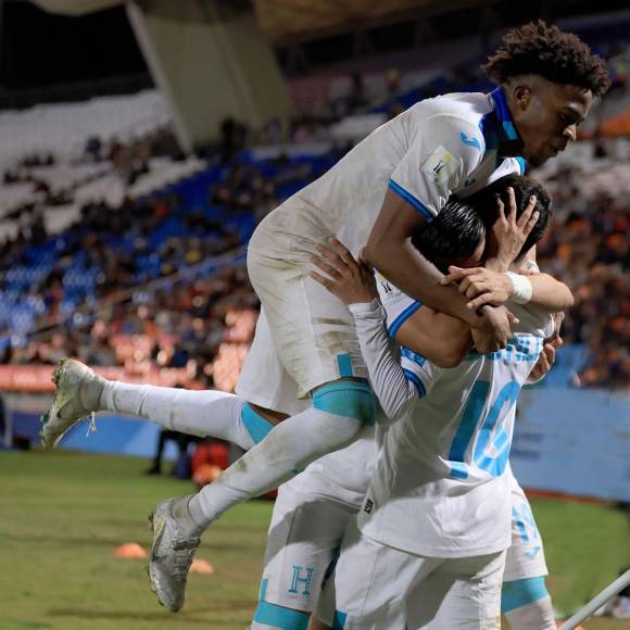 Los jugadores de la Sub-20 de Honduras festejando el gol de Isaac Castillo.