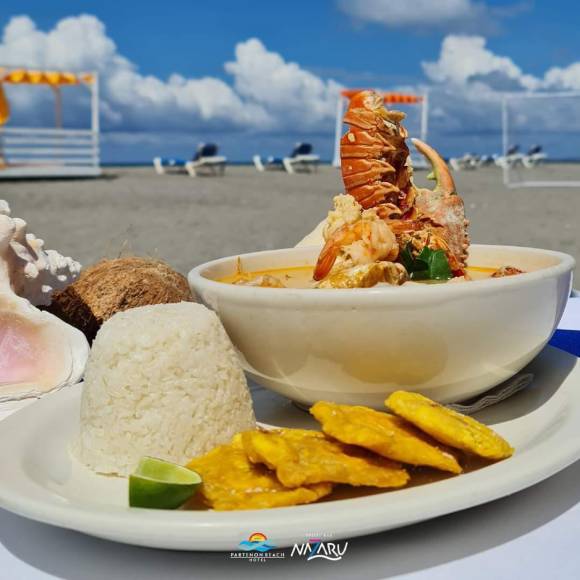 La Ceiba es conocida por su platos típicos de mariscos como ser, la langosta, sopa de caracol y el pescado frito que puede disfrutar escuchando el susurro de las olas de Mar Caribe. 