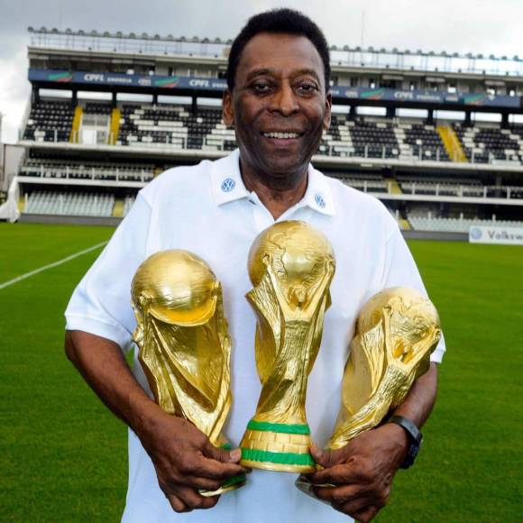 Pelé, que murió a los 82 años de edad, posando con las tres Copas del Mundo que ganó, fue el único futbolista que lograrlo.