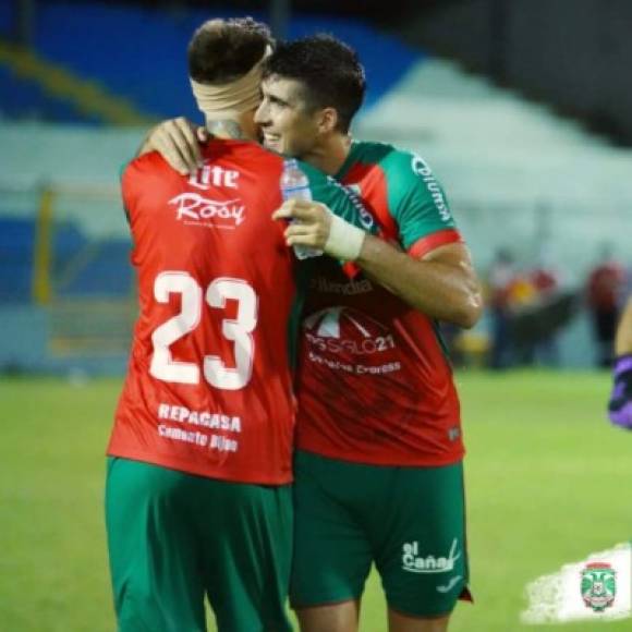 Bruno Volpi, anotador del gol, se abraza con Mathías Techera al final del juego. Foto Twitter @CDMarathon