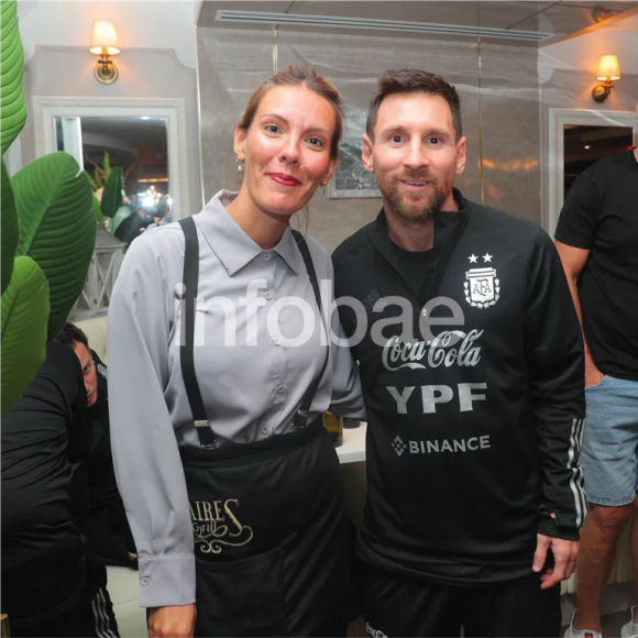 Personal del restaurante aprovechó a sacarse una foto con Messi, quien gentilmente saludó a todos los empleados del restaurante