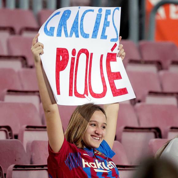 “Gracias, Piqué”. Esta linda aficionada del Barcelona dedicó esta pancarta para el defensa culé.