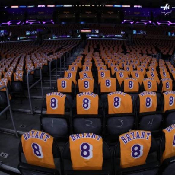 Los Lakers subrieron los asientos del Staples Center con camisetas de Kobe Bryant.