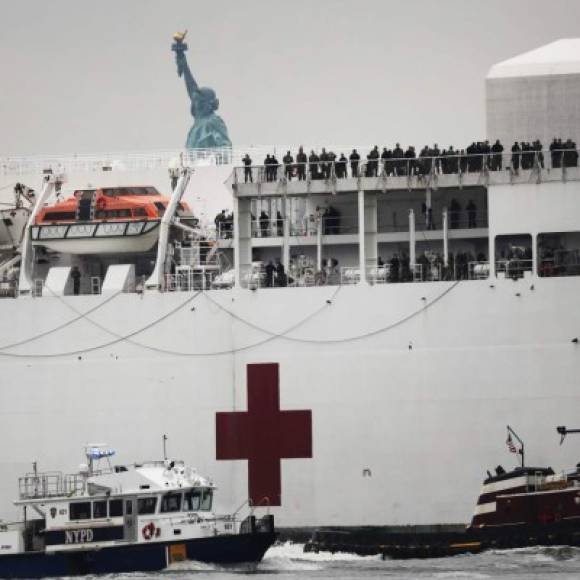 Miles de personas, rompiendo las medidas de aislamiento, se asomaron al río Hudson para ver la espectacular llegada del buque hospital que recorrió el río Hudson antes de atracar en puerto.
