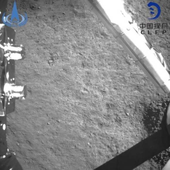 Las imágenes de la sonda Chang'e-4, llamada así en honor a la diosa de la Luna en la mitología china, muestran que la cara oculta es montañosa y accidentada, salpicada de cráteres, mientras que la faz visible dispone de numerosas superficies planas para posarse.