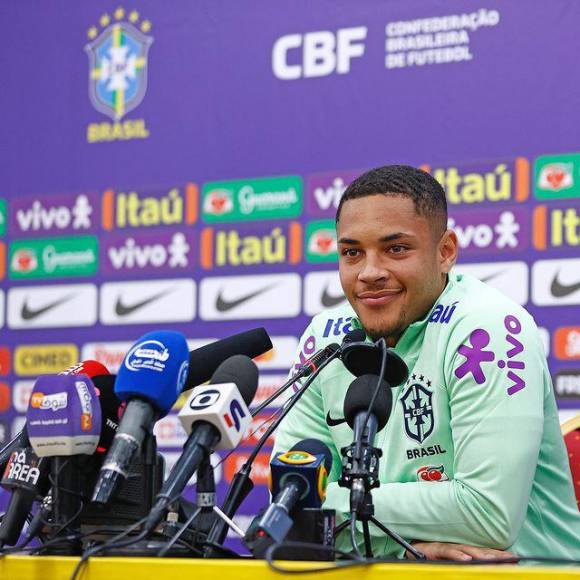 Vitor Roque (Brasil): Fue una de las estrellas en el Sudamericano que conquistó Brasil este año en Colombia y en el que acabó siendo uno de los máximos goleadores, con seis tantos. El Atlético Paranaense se mostró en un primer momento proclive a dejarle jugar, pero después dio marcha atrás.