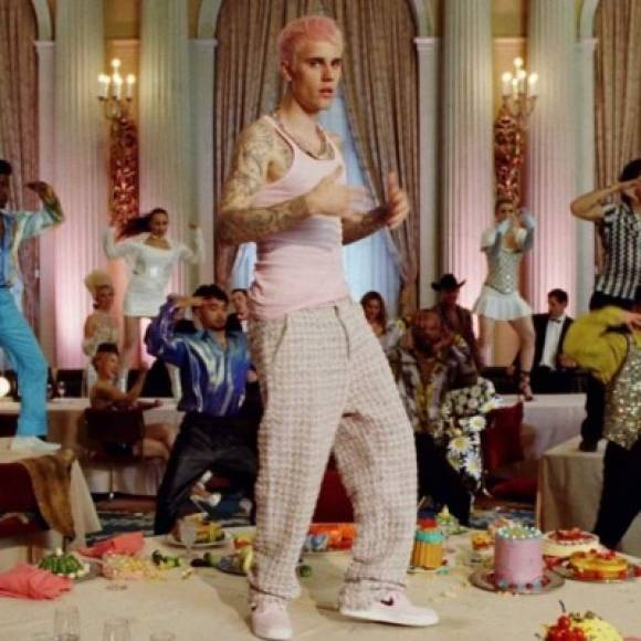 Justin Bieber sorprendió al mundo entero al lanzar su video musical 'Yummy' donde aparece con un look más rebelde, tapizado de tatuajes, cabello pintado de rosado y su cara totalmente irreconocible.