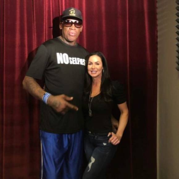 Kendra Lust posando con el ex basquetbolista Dennis Rodman, leyenda en los Chicago Bulls.