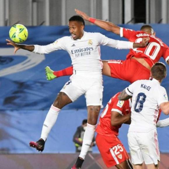 El balón pegó en la mano derecha de Militao tras dar primero en su hombro y el árbitro Martínez Munuera, apoyado por el VAR, pitó penal.