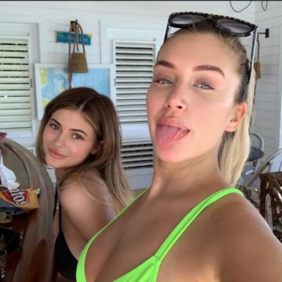 Kylie Jenner estuvo acompañada de su hija Stormi Webster y su inseparable amiga Anastasia Karanikolaou, entre otras de sus allegadas con suerte.