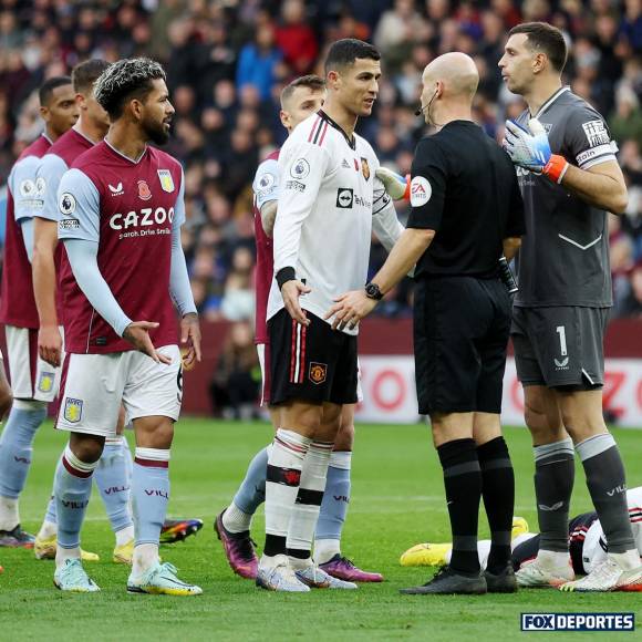 El árbitro le llamó la atención a Cristiano Ronaldo y le mostró la tarjeta amarilla.