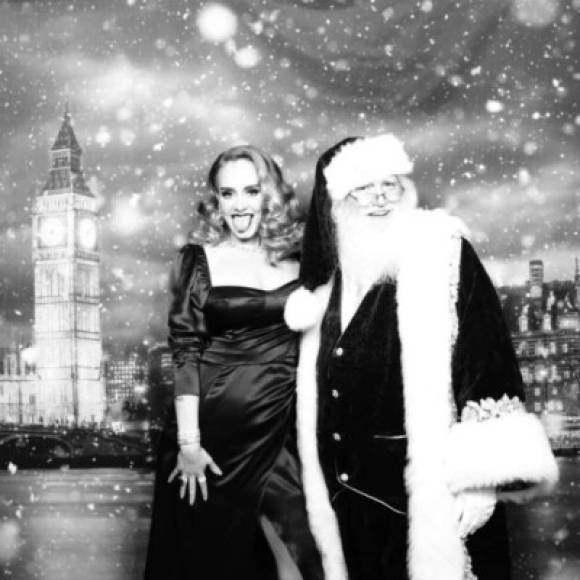 En su Instagram, Adele no perdió la oportunidad para dejar una instantánea con Santa Claus.
