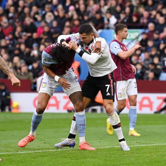 Cristiano Ronaldo y Tyrone Mings se sujetaron las camisetas y terminaron a los golpes. Una imagen nunca vista del portugués en su carrera.