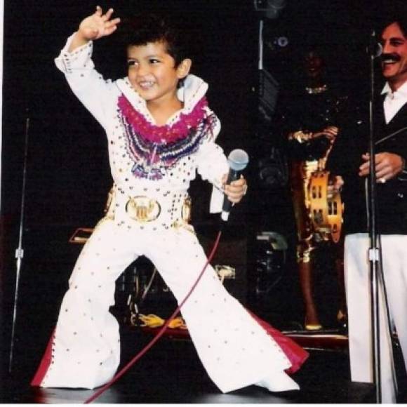 Como Jackson, Bruno Mars comenzó a actuar a una edad temprana. Desde los cuatro años acompañaba y apoya a la banda familiar The Love Notes en todas sus presentaciones musicales, tocando con ellos cinco días a la semana. Tanto su papel imitando a Elvis Presley, como a Jimi Hendrix y Michael Jackson, sentaron las bases de sus habilidades en la música.