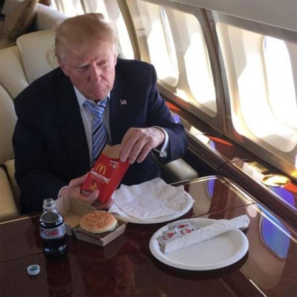 - Trump teme ser envenenado -<br/><br/>'Él tiene desde hace mucho tiempo el miedo de ser envenenado. Es la razón por la que le gusta tanto comer en McDonald's: nadie sabe que va a ir y la comida es preparada sin esa información'.