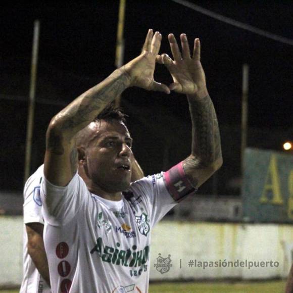 Jorge Cardona celebrando su gol que dio triunfo al Platense ante Marathón.