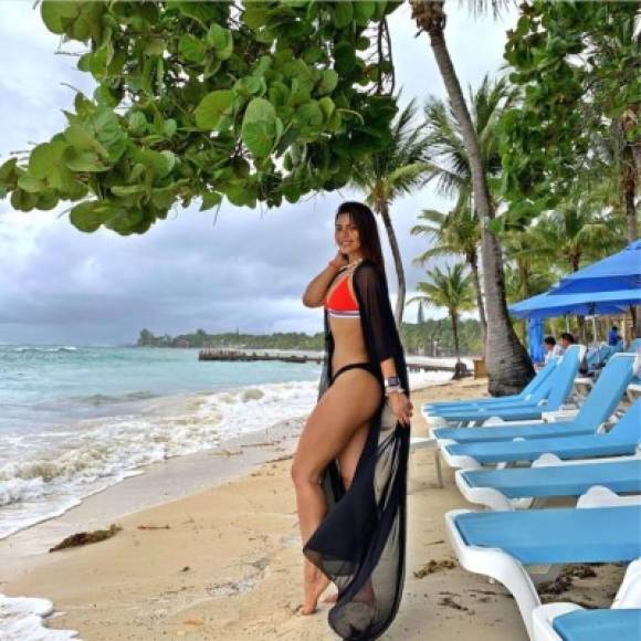 Junto con esta foto, Loren puso la leyenda 'Nuestro paraíso Roatán' en su cuenta de Instagram. El atuendo impactó tanto por su espectacular figura y elegancia.