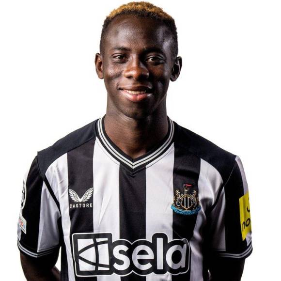 OFICIAL: El Newcastle ha fichado al delantero gambiano Yankuba Minteh. . El jugador se ha ido cedido al Feyernood por una temporada-.