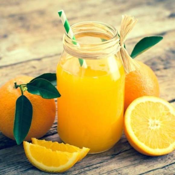 5. Tomar el jugo de naranja puro en ayunas es excelente para purificar el organismo, puesto que ayuda a eliminar los desechos y mejora el movimiento intestinal.<br/>