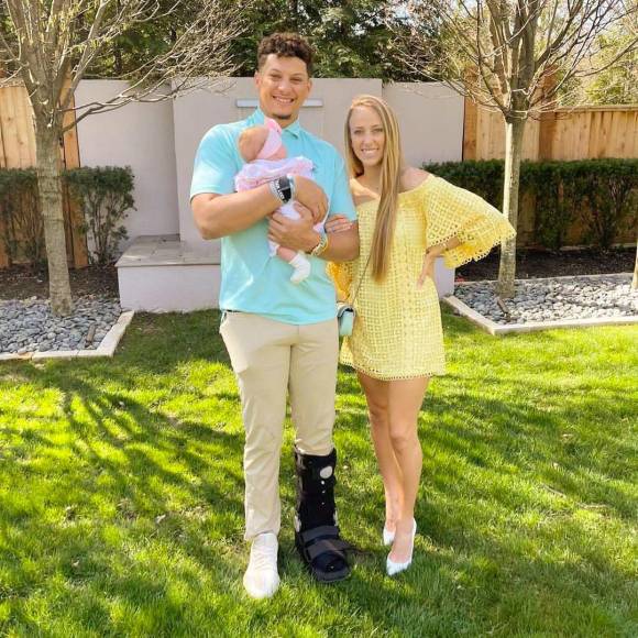 El mismo mes, la pareja anunció que esperaban a su primer bebé juntos, una niña . Le dieron la bienvenida a su hija Sterling en febrero del 2021.