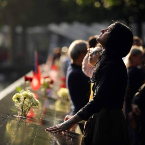 En Nueva York, cientos de familiares de las víctimas asistieron a las ceremonias en el memorial del World Trade Center para dejar flores y notas a sus seres queridos.