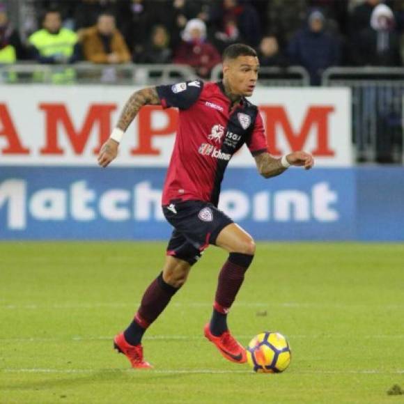 Según Premium Sport, el lateral holandés Gregory Van der Wiel podría abandonar el Cagliari por falta de adaptación para incorporarse al Toronto FC de la MLS.