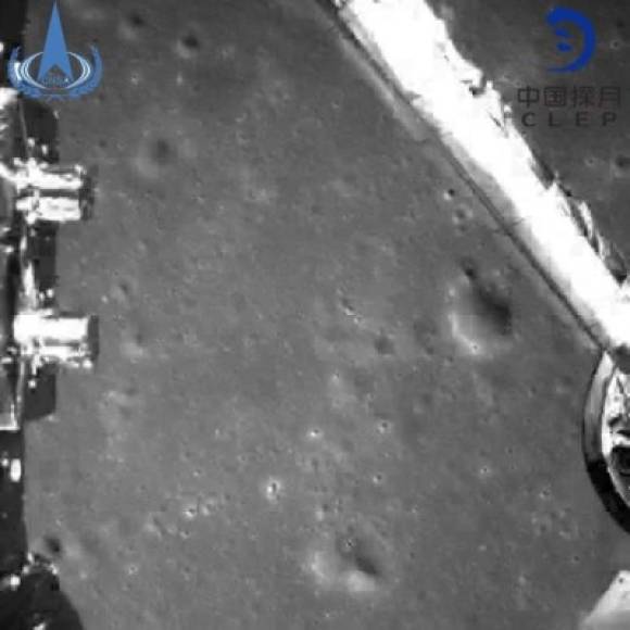 La sonda tomó las primeras fotografías detalladas que existen de la cara oculta de la Luna y las envió a la Tierra, rebotándolas a través del satélite de enlace Queqiao.<br/>