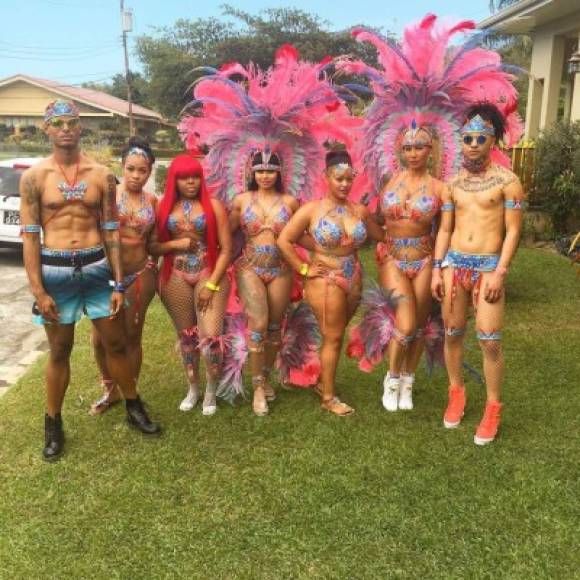 Blac Chyna con su amiga Amber Rose previo a la presentación en el carnaval de Trinidad y Tobago.