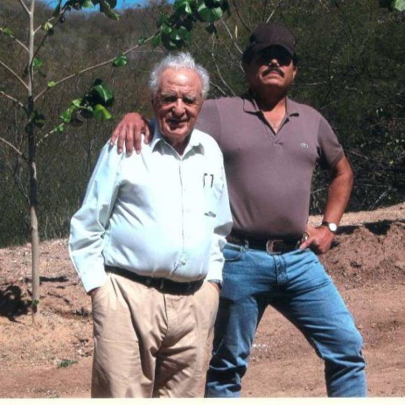 La última producción de Peso Pluma, titulada "Génesis", añade más leña al fuego. En la pista "Zapata", el artista hace referencia a Ismael "Mayo" Zambada, uno de los líderes más prominentes del Cártel de Sinaloa. 