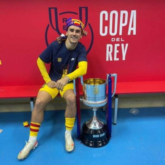 Antoine Griezmann posando con la Copa del Rey en el vestuario.