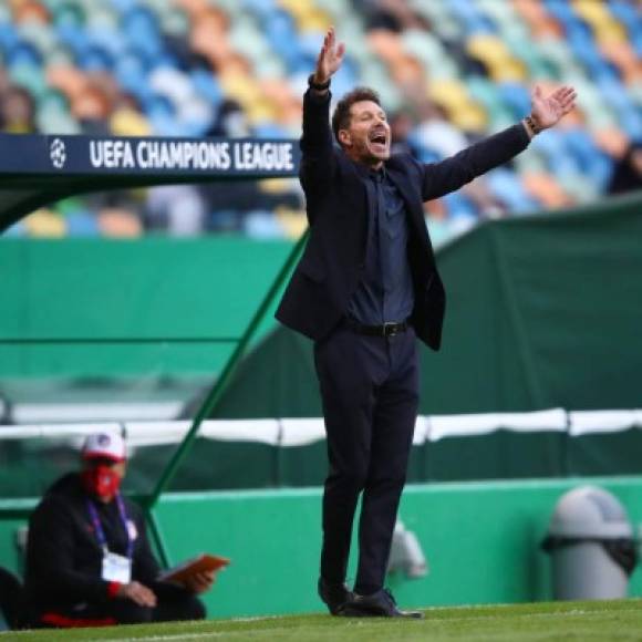 Diego Pablo 'Cholo' Simeone viviendo el partido intensamente a pie de campo.