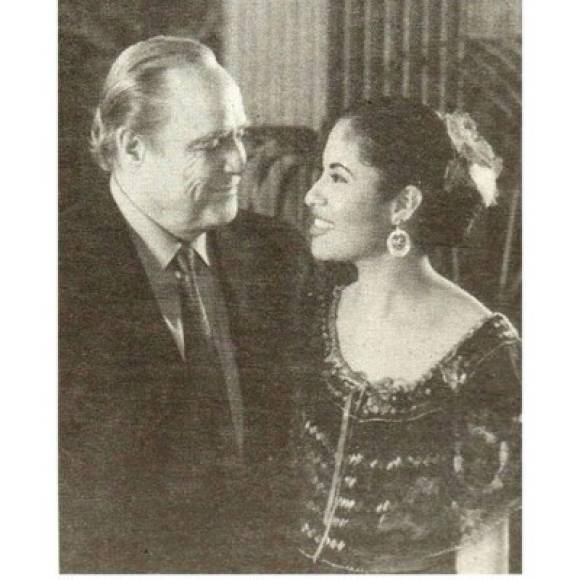 Selena tuvo un breve momento en el mundo de la actuación, un año antes de su muerte participó en la telenovela 'Dos Mujeresun camino' y en la cinta de Hollywood 'Don Juan de Marco', junto a los actores Johnny Depp y Marlon Brando. En la imagen se ve a la estrella con Marlon Brando.