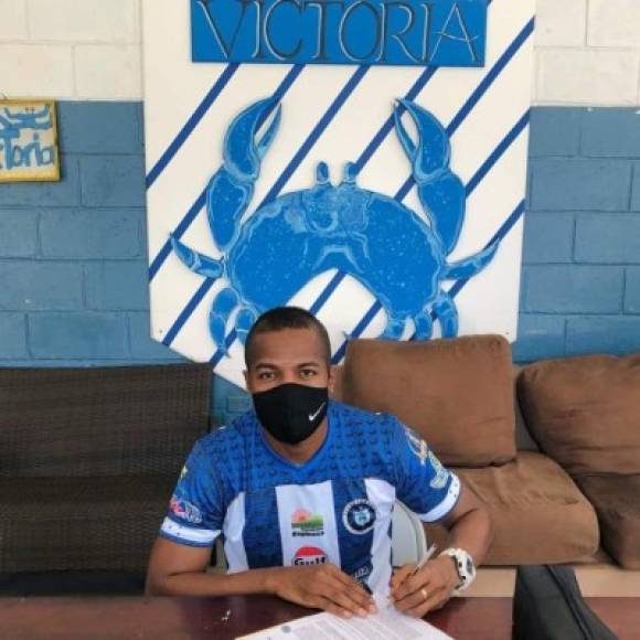 William Robledo: El portero colombiano firmó su renovación con el Victoria, club que vuelve a la Liga Nacional.