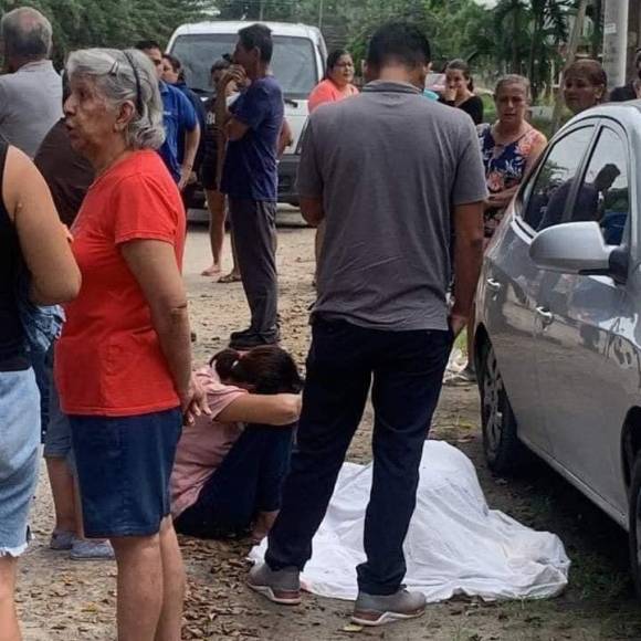 El impacto arrebató, casi de inmediato, la vida a Flores. Aunque fue auxiliada por vecinos de la colonia, perdió la vida y fue declarada muerta minutos después. Agentes policiales y Medicina Forense llegaron al sitio y acordonaron la escena.