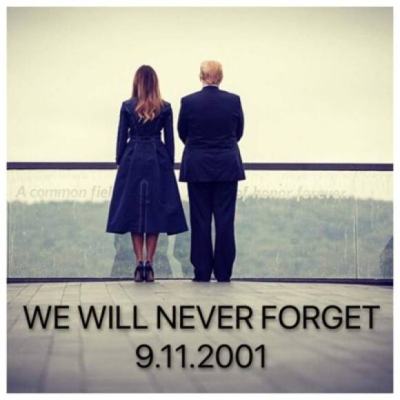 Con el título 'We will never forget 9.11.01' (Nunca lo olvidaremos), el presidente y la primera dama de EEUU posaron de espaldas mirando al infinito, una foto realizada en el monumento a las 40 víctimas que aquel 11 de septiembre de 2001 fallecieron en el vuelo 93 de United Airlines que se estrelló en un campo de Shanksville (Pennsylvania).