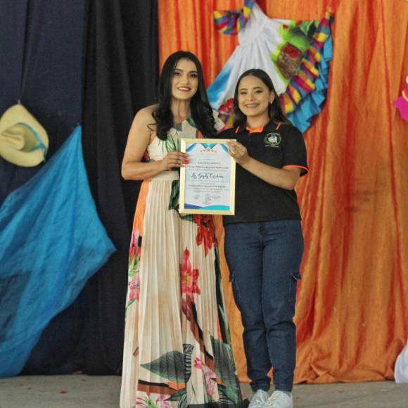 La maestra y conductora del festival Jeydy Cardona, recibió un reconocimiento por parte del comité organizador por su enorme aporte en el desarrollo del festival.