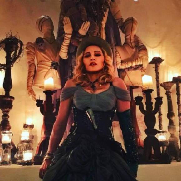 La Madonna oscura en Portugal es un poco más divertida, al grado de casi transmitir sus cumpleaños en instagram, y usar atuendos únicos y dignos de obras de teatro góticos. ¿Qué le parece esta outfit?
