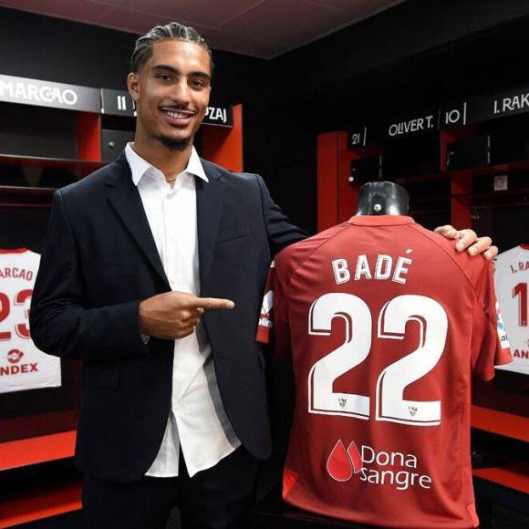 El Sevilla anunció la opción de compra por Loic Badé, por lo que el galo se quedará hasta 2027.