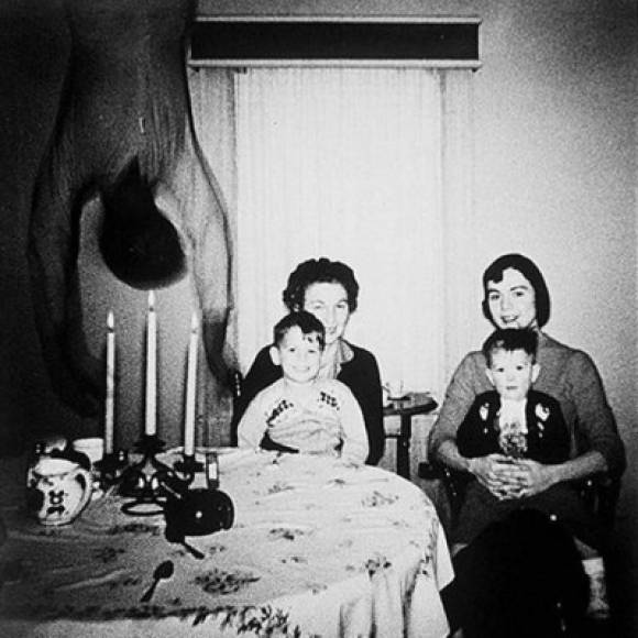 Tan terrible como parece, la imagen ha sido un misterio desde hace años, y es probable que sea el fantasma más peculiar captado con una cámara. La historia se remonta a mediados de 1950 en Texas. La familia Cooper acababa de mudarse a una vieja casa que compraron y estaban muy emocionados por ellos. <br/><br/>Así que, ellos pensaron preservar esta memoria tomando una foto de toda la familia en su nuevo hogar. Pero no sabía que había alguien más en unirse a la celebración, una figura espeluznante colgando del techo.<br/>