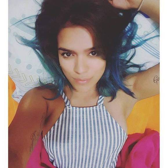  Durante una época, Karol G tuvo el color natural de su cabello, pero con las puntas de color azul; sin embargo, era un azul oscuro.