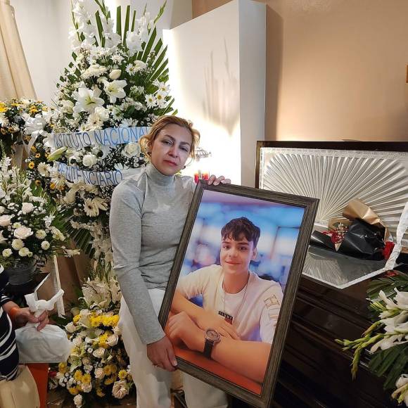 Mientras sostenía a un enorme retrato de Joel, que lo muestra sonriente y simpático, Marlene Alvarenga lloraba la repentina muerte de su hijo mayor. 